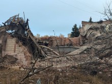 Зруйнований будинок після ворожого обстрілу