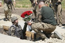 Військовий освідчується коханій у окопі та дарує букет троянд
