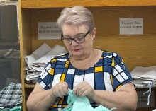 Жінка шиє адаптивний одяг для поранених військових
