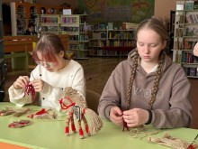 Майстер-класі зі створення ляльки-мотанки — символу року. Дівчата сидять за столом.