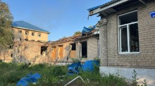 Будівля зі зруйнованою покрівлею через ворожий обстріл.