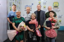 Спільне фото працівників Друкарського Дому та заступника голови. Щирі усмішки та гарний настрій.