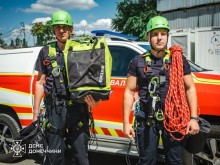 Рятувальники Донеччини у верхолазному спорядженні від благодійної організації "NOVA UKRAINE". Це допоможе рятувальникам у роботі для проведення аварійно-рятувальних та пошукових робіт на висоті.