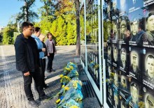 Мешканці Донеччини долучилися до покладання квітів до меморіалів та пам’ятних місць воїнам, хвилиною мовчання вшанували пам’ять загиблих захисників, згадуючи кожного, хто віддав життя за незалежність, свободу і майбутнє України.