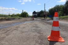 Техніка для ремонту робіт та конуси для позначення ділянок на проїзжій частині.