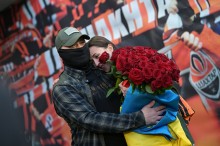 Захисник обіймає наречену