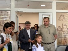 Олександр Шевченко та переселенці у приміщенні