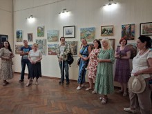 Відвідувачі художньої галереї уважно слухають ведучу