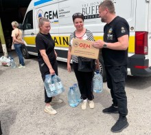 Представник  благодійної організації GEM надає гуманітарну допомогу у вигляді продуктового набору та питної води переселенкам з Донеччини  у м. Дніпро