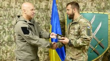 Вадим Філашкін нагороджує військовослужбовця 20 корпусу