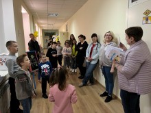 Діти та дорослі під час підбиття підсумків квесту в Освітньому хабі «Донеччина». Вручення сертифікатів дружби