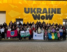 Спільне фото дітей з Часовоярської та інших громад, на інтерактивнвній виставці Ukraine WOW.
Попереду діти тримають прапори громад.