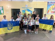 Групове фото дітей із прапорами України в приміщенні хабу