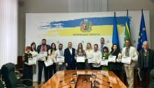 Група переможців конкурсу з дипломами