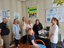 Сімейний лікар Торецької громади веде прийом громадян на базі хабу "Єднання" Покровської міської військової адміністрації у Кропивницькому та розповідає представникам облдежадміністрації про роботу локації.