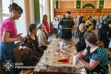 Людей, які прибули евакаційним потягом, спочатку годують