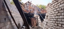 Зруйнована російськими окупантами будівля зсередини.