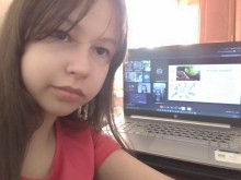 Учасник Дитячого екопарламенту за ноутбуком під час засідання