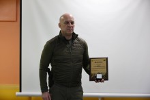 Вадим Філашкін тримає відзнаку для співробітників ДТЕК