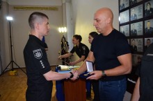 Вадим Філашкін вручає правоохоронцю подяку