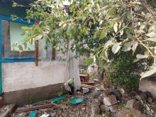 Подвір'я знищеного окупантами будинку в приватному секторі
