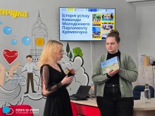 Представниця громади міста Бахмут презентує гру "Код Донеччини" Молодіжному парламенту Кременчука.