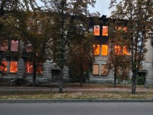 Багатоповерховий будинок у вогні після ворожого обстрілу