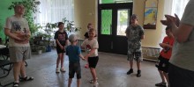Діти у колі виконують рухливі вправи