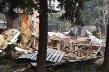 Рятувальники гасять пожежу та розбирають завали після ворожого обстрілу