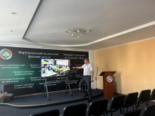 Директор коледжу демонструє перспективи розвитку коледжу в конференцзалі