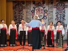 Олена Хомич навчає мешканців села Нехайки (Черкаська область) співу.