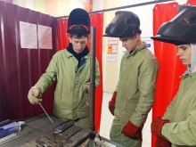 Учні Краматорського центру професійно-технічної освіти проходять практичне навчання мистецтва зварювання.