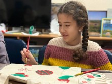 Діти розмальовують екоторби