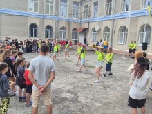 Виступ дівочого колективу з гімнастичним приладдям на урочистому заході закриття малих олімпіадних ігор на подвір'ї закладу