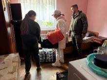 Жінка оглядає кімнату в Будинку ветеранів