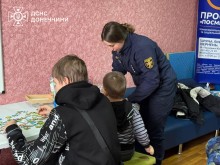 Фахівчиня з питань гендерної рівності Головного управління розповідає хлопцям,як залишатися у безпеці під час надзвичайних ситуацій. У ігровій формі.