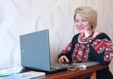 Очільниця обласного центру культури Наталя Армяновська за ноутбуком