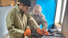 Майбутні електрозварники під час практичного відпрацювання навичок