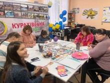 Учасники тренінгу під час заняття на освітній локації.