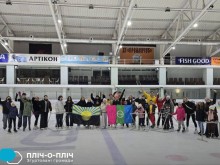 Спільне фото.
Група людей на льоду, машуть руками та тримають прапори Донеччини та Бахмута.