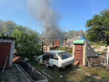 Автомобіль та прибудинкові споруди, пошкоджені окупантами