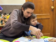 Діти на майстер-класі з виготовлення казкового будиночка