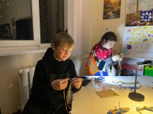 Вихованці Донецького обласного центру туризму та краєзнавства виготовляють подарунки для українських військових
