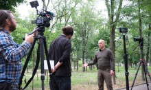 Оператор та журналіст беруть інтерв'ю в Вадима Філашкіна.