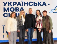 Представники культурних інституцій області стоять на тлі банера з написом «Українська — мова сильних».