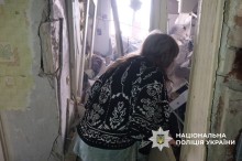 Літня жінка у зруйнованій квартирі