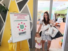Молода жінка з дітьми отримала гуманітарну допомогу у вигляді засобів гігієни у центрі підтримки бахмутян  «З Бахмутом у серці» у м. Кривий Ріг.