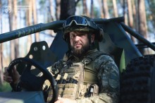 Боєць бригади «Форпост» сидить за кермом баггі у повній екіпіровці