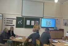 Учитель Ганна Никитська демонструє урок на фінальному етапі конкурсу