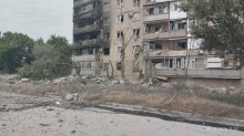 Зруйнований будинок після ворожого обстрілу